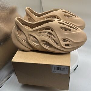Yeezy foam runner size 7 in ochre, women’s size 8